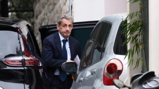 Ο Νικολά Σαρκοζί κατά την έξοδό του από την Εθνική Οικονομική Εισαγγελία (PNF)