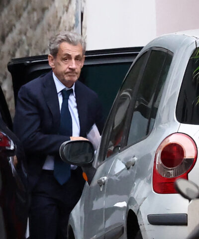 Ο Νικολά Σαρκοζί κατά την έξοδό του από την Εθνική Οικονομική Εισαγγελία (PNF)