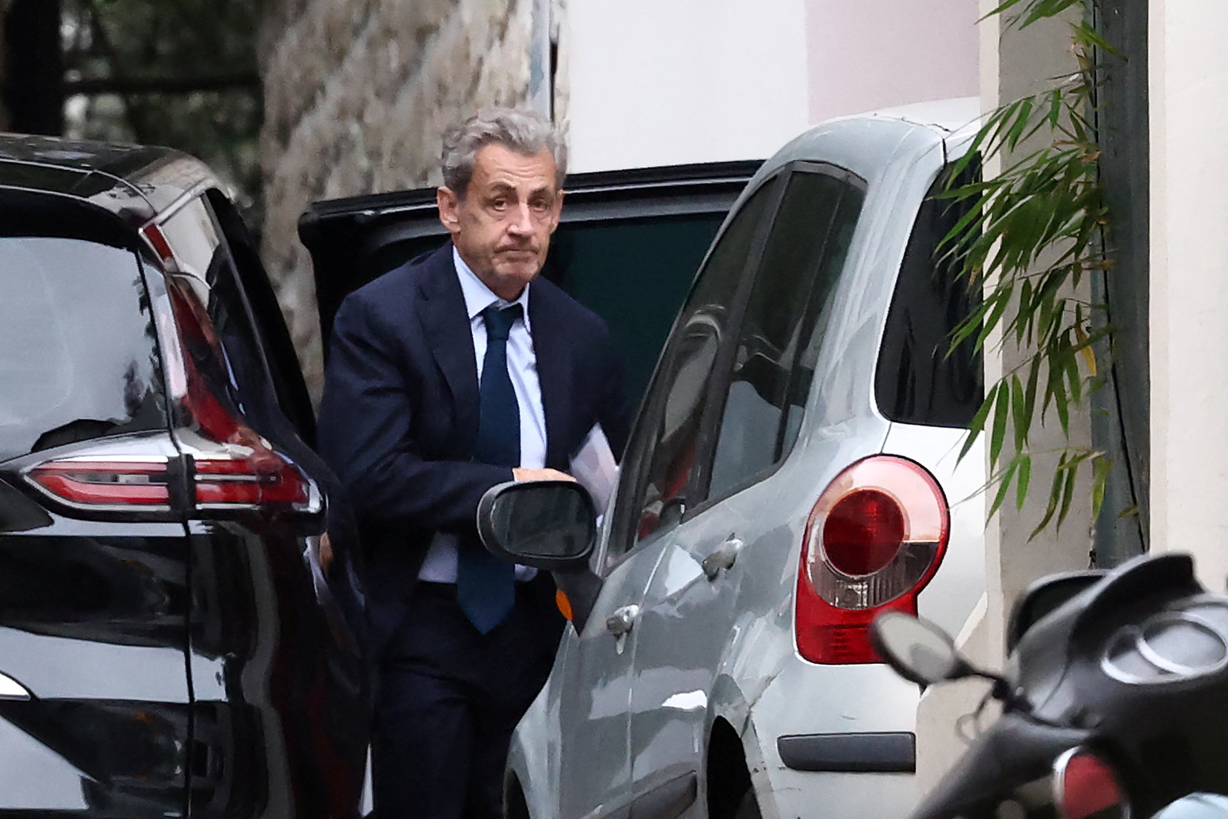 Nicolas Sarkozy on his way out of the National Financial Prosecutor's Office (PNF)