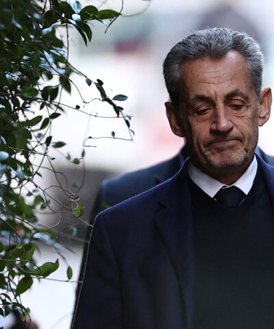 Ο Νικολά Σαρκοζί καθ' οδόν προς τη φυλακή