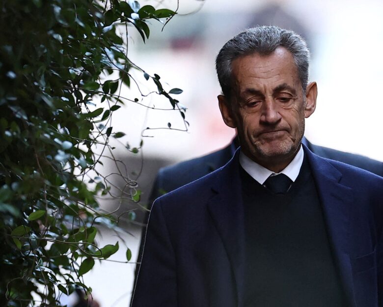 Νικολά Σαρκοζί: Βιβλία, πουλόβερ και ωτοασπίδες πήρε μαζί του στη φυλακή – Οι επόμενες κινήσεις μετά το αίτημα αποφυλάκισης