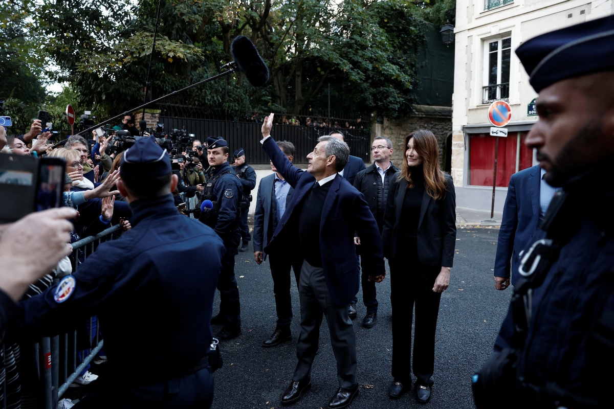 Ο Νικολά Σαρκοζί χαιρετά το πλήθος