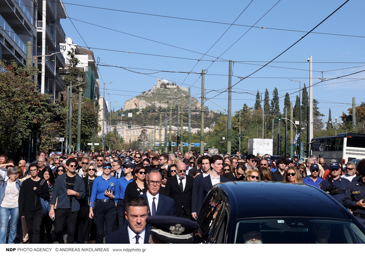 Λαϊκό προσκύνημα στο παρεκκλήσι της Μητρόπολης Αθηνών για τον Διονύση Σαββόπουλο