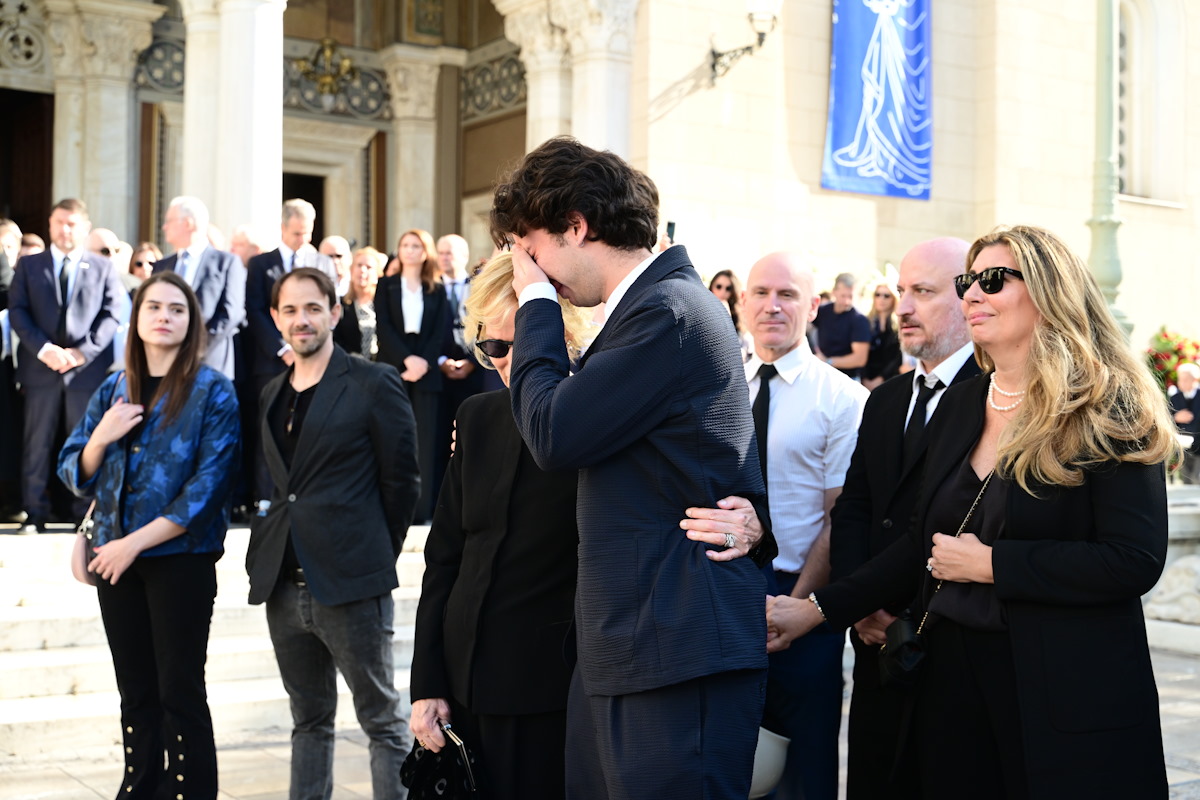 Η σύζυγος του Διονύση Σαββόπουλου, Άσπα, και οι εγγονοί τους Ανδρέας και Διονύσης