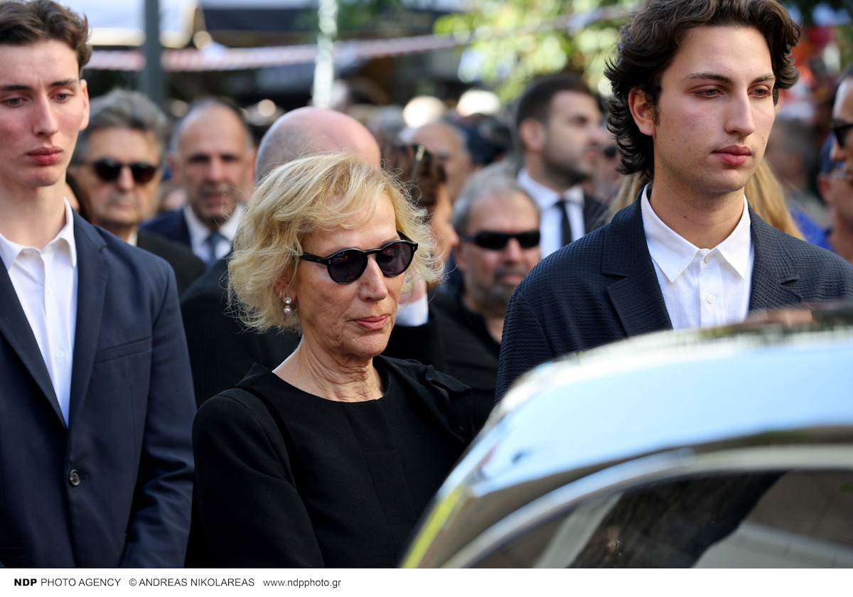 Η σύζυγος του Διονύση Σαββόπουλου, Άσπα, και οι εγγονοί τους Ανδρέας και Διονύσης