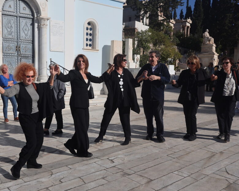 Διονύσης Σαββόπουλος: Μελίνα Τανάγρη και Αλέξανδρος Παπαδημητρίου χόρεψαν το «Ας κρατήσουν οι χοροί» στην κηδεία