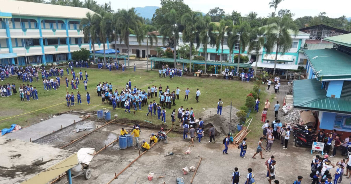 Philippines: Two dead from the 7.4 Richter earthquake – Pictures of panic from stroke