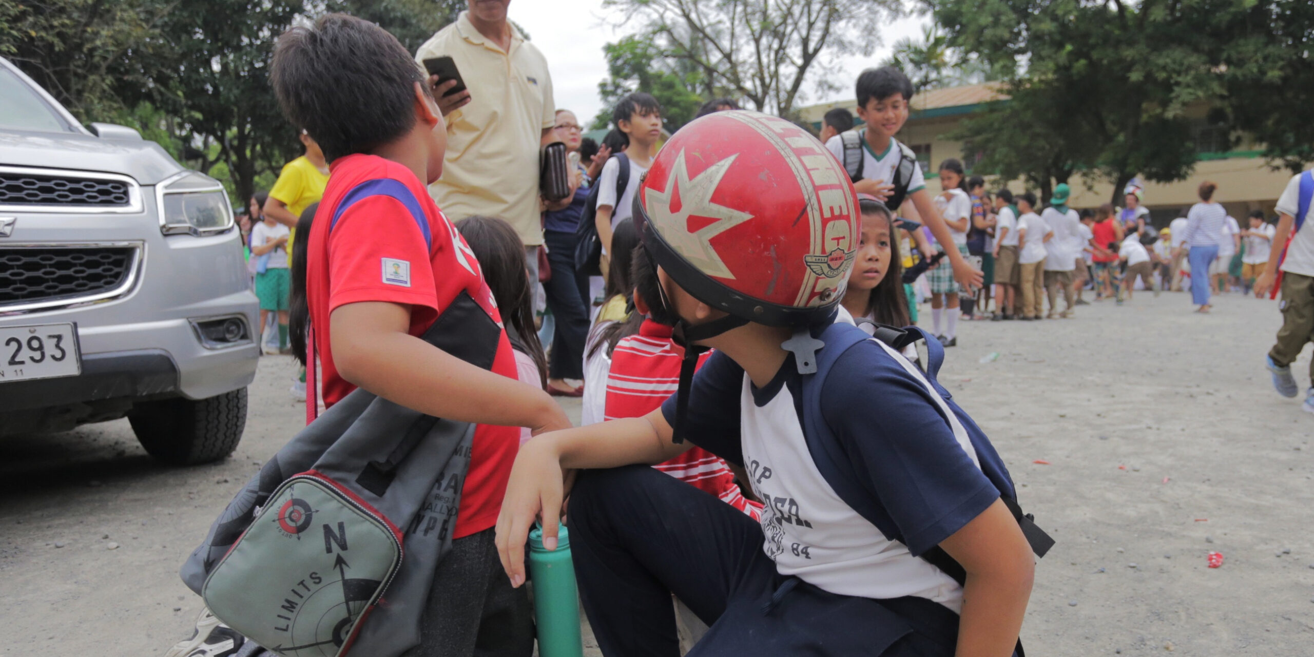 Παιδιά εκκενώνουν σχολείο μετά τον σεισμό