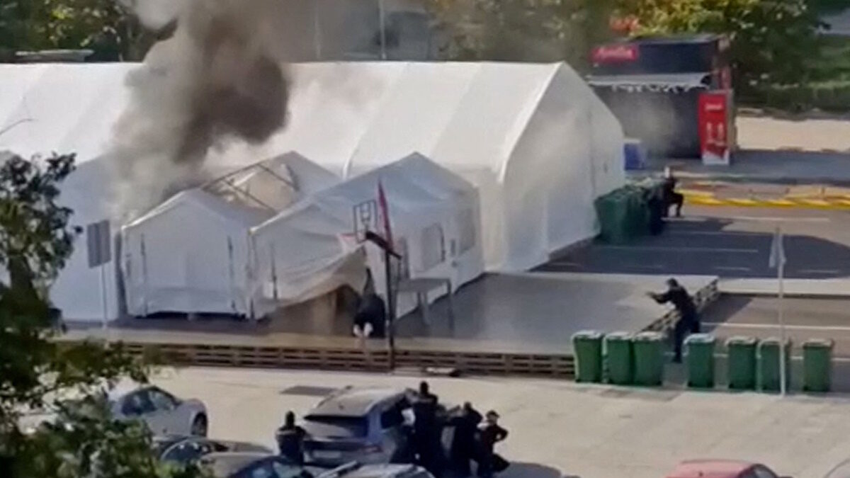 Σέρβοι αστυνομικοί ασφαλίζουν την περιοχή μπροστά από το Κοινοβούλιο στο Βελιγράδι.