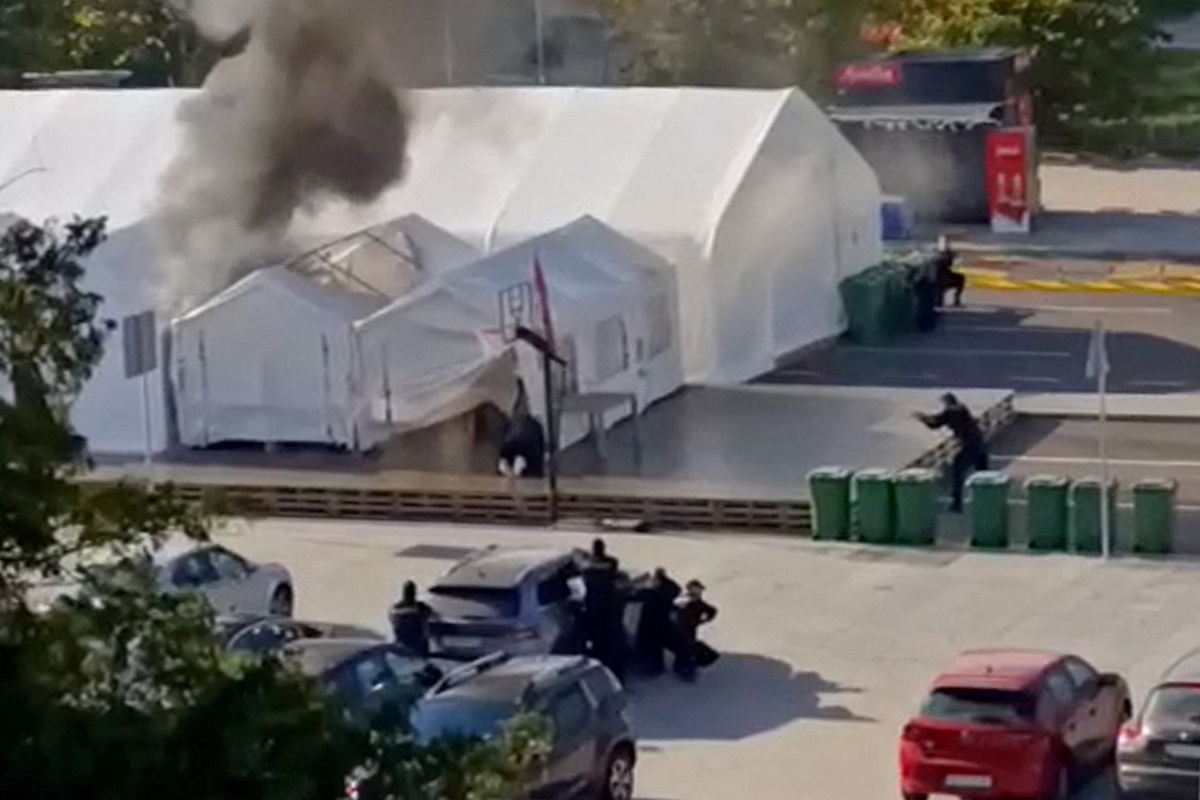 Σέρβοι αστυνομικοί ασφαλίζουν την περιοχή μπροστά από το Κοινοβούλιο στο Βελιγράδι.