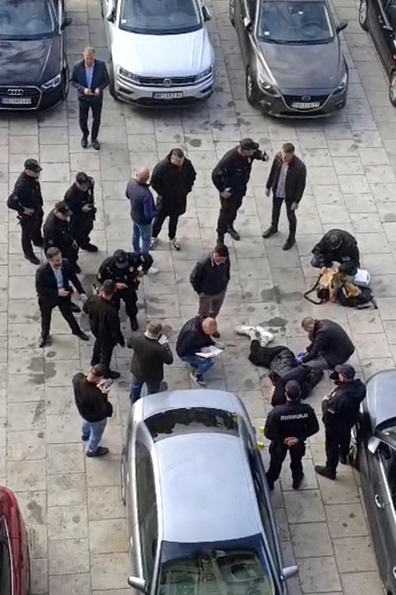 Σερβοί αστυνομικοί συλλαμβάνουν έναν άνδρα μπροστά από το Κοινοβούλιο στο Βελιγράδι