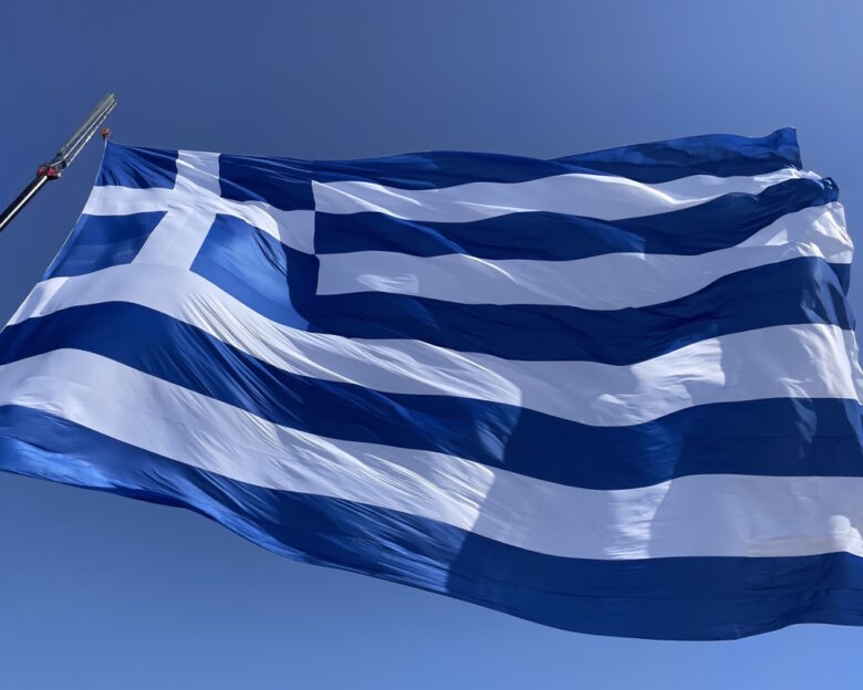 Ηράκλειο: Σημαία 1440 τετραγωνικών μέτρων υψώθηκε στο λιμάνι προς τιμήν της 28ης Οκτωβρίου