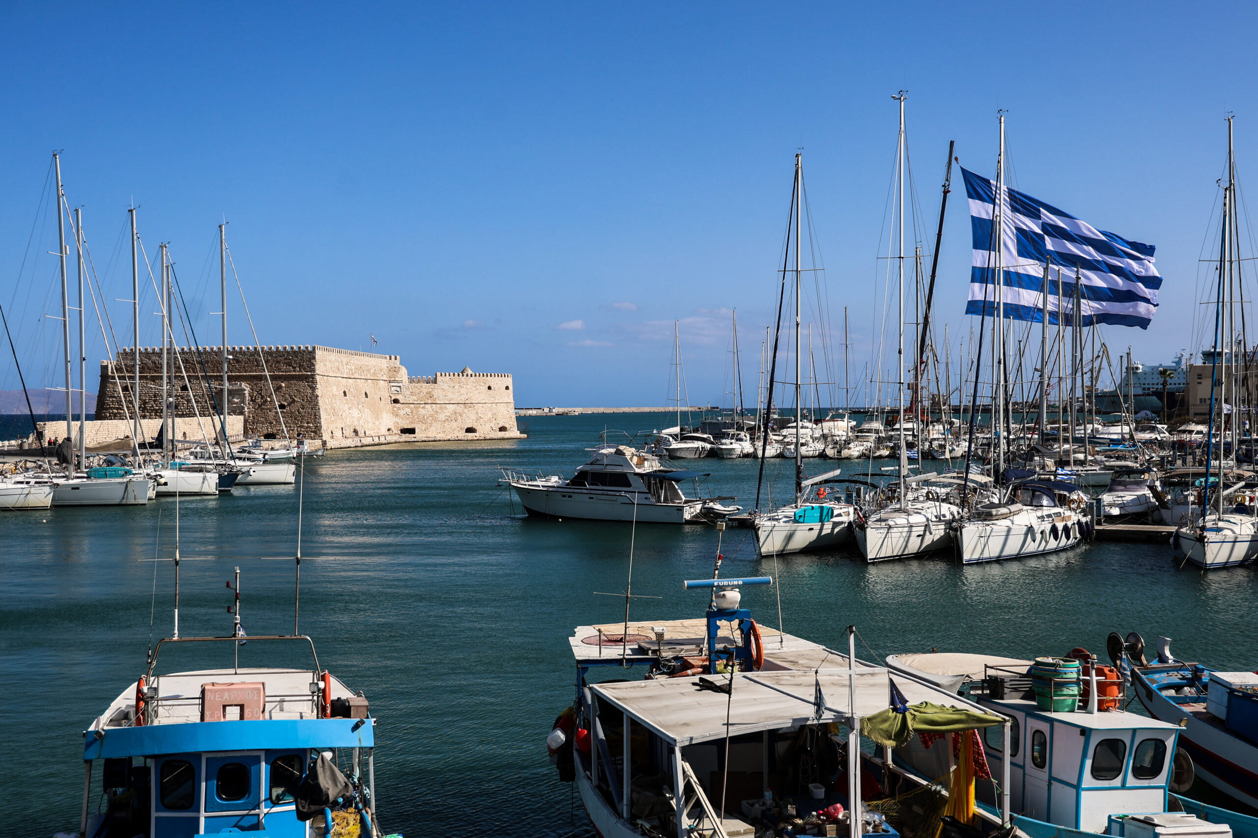 ΓΙΓΑΝΤΙΑΙΑ ΣΗΜΑΙΑ ΥΨΩΘΗΚΕ ΣΤΟ ΛΙΜΑΝΙ ΤΟΥ ΗΡΑΚΛΕΙΟΥ ΓΙΑ ΤΗΝ ΕΘΝΙΚΗ ΕΠΕΤΕΙΟ ΤΗΣ 28ης ΟΚΤΩΒΡΙΟΥ 1940 (ΣΤΕΦΑΝΟΣ ΡΑΠΑΝΗΣ/EUROKINISSI) Ελληνική σημαία υψώθηκε στο λιμάνι του Ηρακλείου Κρήτης, ανήμερα της εθνικής επετείου της 28ης Οκτωβρίου 1940, τρίτη 28 Οκτωβρίου 2025.  Πρόκειται για ελληνική σημαία διαστάσεων 32Χ45 μέτρων και 1.440 τ.μ..  (ΣΤΕΦΑΝΟΣ ΡΑΠΑΝΗΣ/EUROKINISSI)