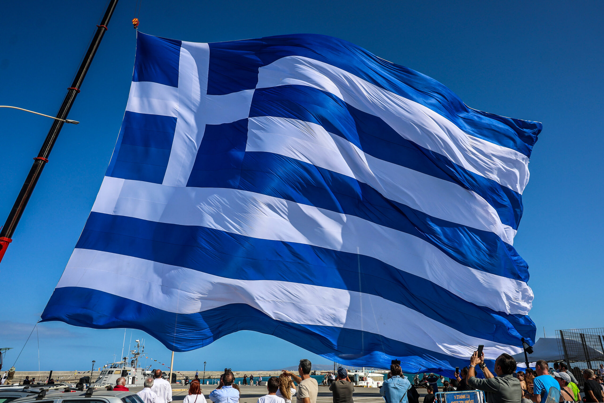 ΓΙΓΑΝΤΙΑΙΑ ΣΗΜΑΙΑ ΥΨΩΘΗΚΕ ΣΤΟ ΛΙΜΑΝΙ ΤΟΥ ΗΡΑΚΛΕΙΟΥ ΓΙΑ ΤΗΝ ΕΘΝΙΚΗ ΕΠΕΤΕΙΟ ΤΗΣ 28ης ΟΚΤΩΒΡΙΟΥ 1940 (ΣΤΕΦΑΝΟΣ ΡΑΠΑΝΗΣ/EUROKINISSI) Ελληνική σημαία υψώθηκε στο λιμάνι του Ηρακλείου Κρήτης, ανήμερα της εθνικής επετείου της 28ης Οκτωβρίου 1940, τρίτη 28 Οκτωβρίου 2025.  Πρόκειται για ελληνική σημαία διαστάσεων 32Χ45 μέτρων και 1.440 τ.μ..  (ΣΤΕΦΑΝΟΣ ΡΑΠΑΝΗΣ/EUROKINISSI)
