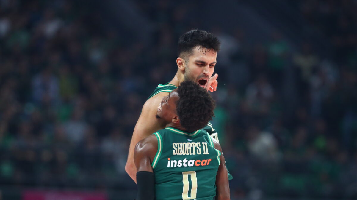 Ο Σορτς πανηγυρίζει με τον Γιούρτσεβεν (ΜΑΡΚΟΣ ΧΟΥΖΟΥΡΗΣ