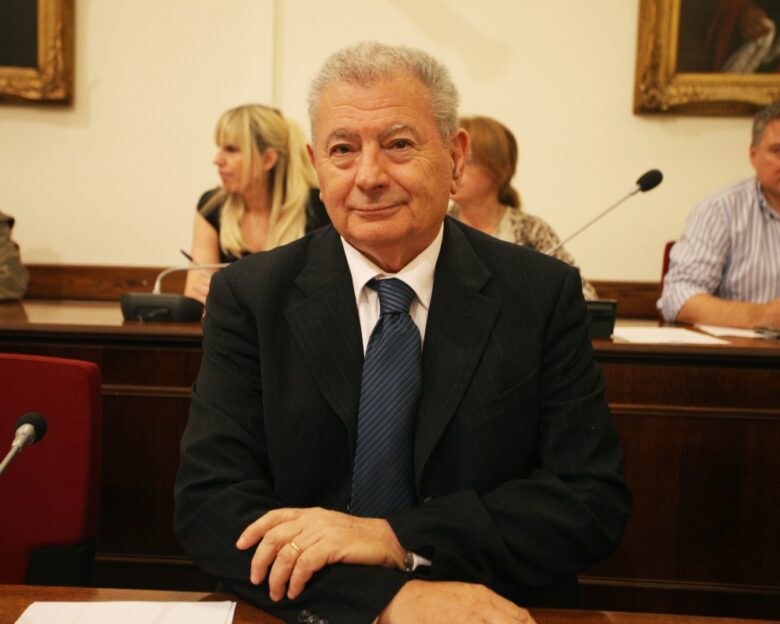 Δίκη Σήφη Βαλυράκη: «Τα τραύματα ήταν όλα θανατηφόρα, σφαγιασμός», λέει η σύζυγός του και επιμένει ότι ήταν δολοφονία