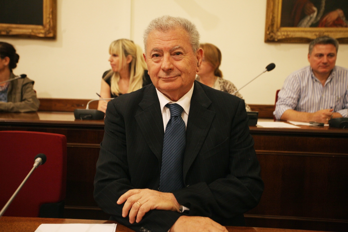 Δίκη Σήφη Βαλυράκη: «Τα τραύματα ήταν όλα θανατηφόρα, σφαγιασμός», λέει η σύζυγός του και επιμένει ότι ήταν δολοφονία