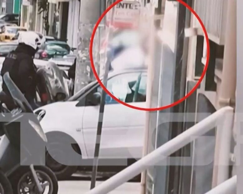Η στιγμή της σύλληψης του 43χρονου που κάρφωσε με πιρούνι πάνω από 100 φορές την έγκυο σύντροφό του