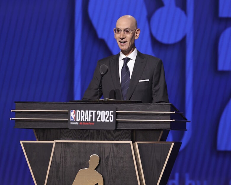 Άνταμ Σίλβερ για το σκάνδαλο στο NBA: «Είμαι βαθιά αναστατωμένος, συνεργάζόμαστε με την κυβέρνηση»