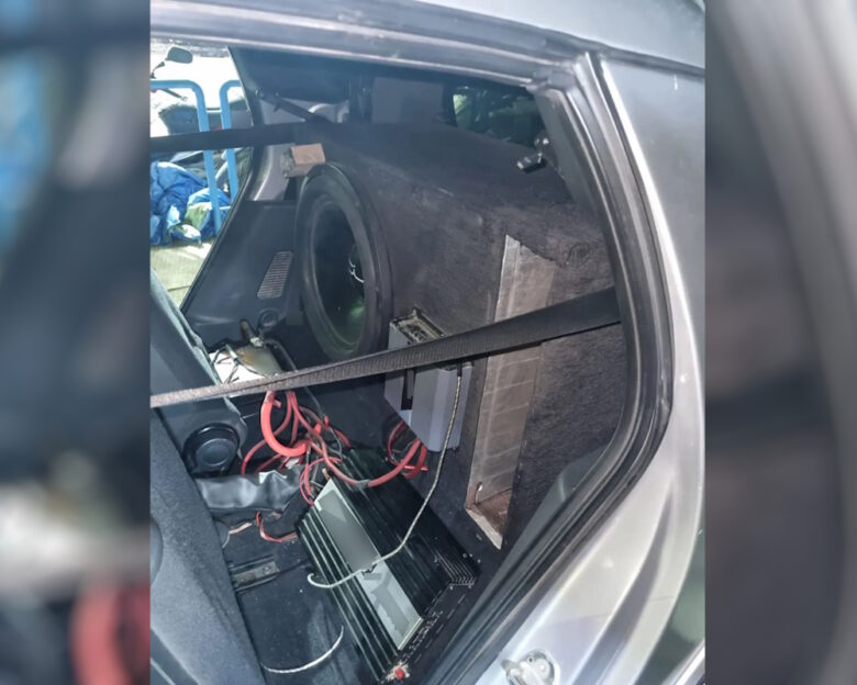 Άνω Λιόσια: Συνελήφθη 22χρονος για ηχορύπανση – Είχε ενσωματώσει 7 ηχεία στο αυτοκίνητό του