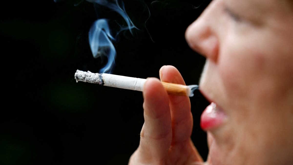 Γυναίκα που καπνίζει