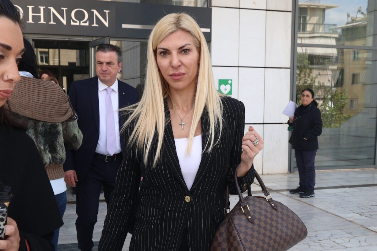 Δίκη του ποινικολόγου Απόστολου Λύτρα για ενδοοικογενειακή επικίνδυνη σωματική βλάβη σε βάρος της συζύγου του, Σοφίας Πολυζωγοπούλου, Παρασκευή 4 Απριλίου 2025. Ο δικηγόρος είχε ξυλοκοπήσει άγρια τη σύζυγο του 15 Ιουνίου του 2024. Αρχικά του είχε ασκηθεί δίωξη για το κακούργημα της βαριάς σκοπούμενης σωματικής βλάβης, αλλά τελικά με βούλευμα του ασκήθηκε δίωξη για το αδίκημα της ενδοοικογενειακής επικίνδυνης σωματικής βλάβης. 
(ΓΙΑΝΝΗΣ ΠΑΝΑΓΟΠΟΥΛΟΣ