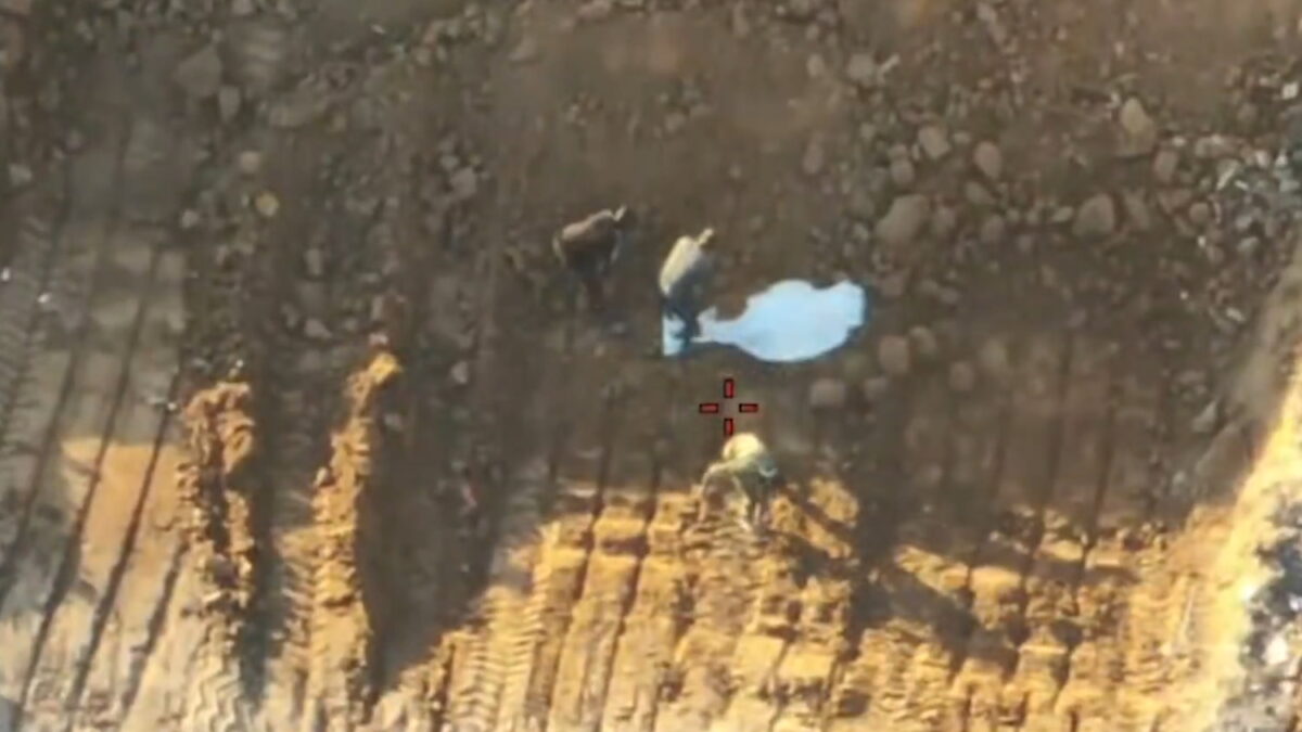 Η στιγμή που άνδρες της Χαμάς θάβουν μια σορό