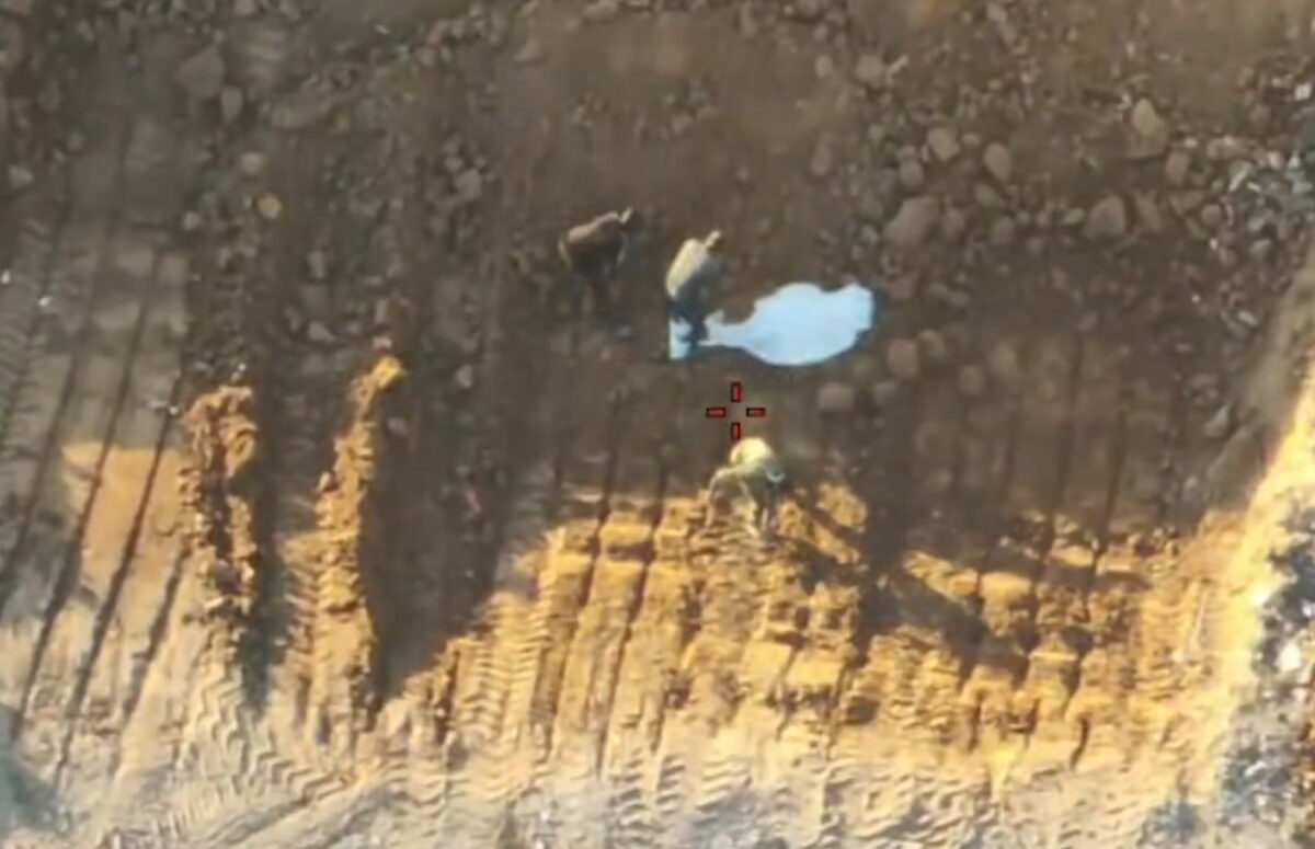 Η στιγμή που άνδρες της Χαμάς θάβουν μια σορό