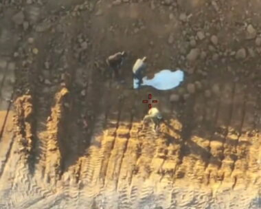 Η στιγμή που άνδρες της Χαμάς θάβουν μια σορό