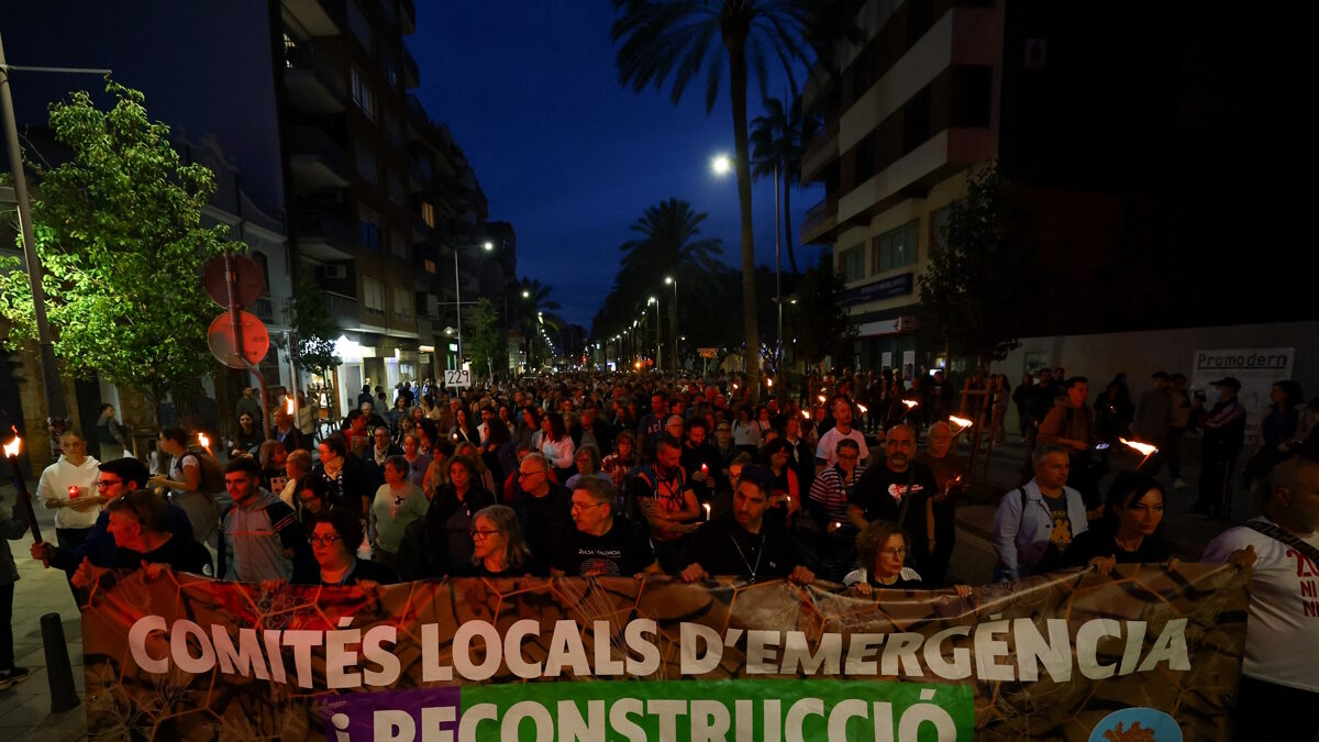 Άνθρωποι διαδηλώνουν σε χωριά που επλήγησαν από τις φονικές πλημμύρες του Οκτωβρίου 2024 για να τιμήσουν τα θύματα
