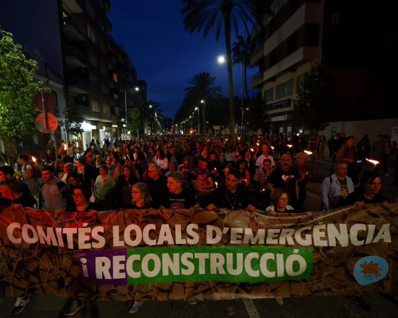 Ισπανία: Χιλιάδες κόσμου διαδηλώνει στη μνήμη των νεκρών από τις φονικές πλημμύρες στη Βαλένθια – «Δολοφόνε, δειλέ» φώναζαν στον πρόεδρο Μαθόν
