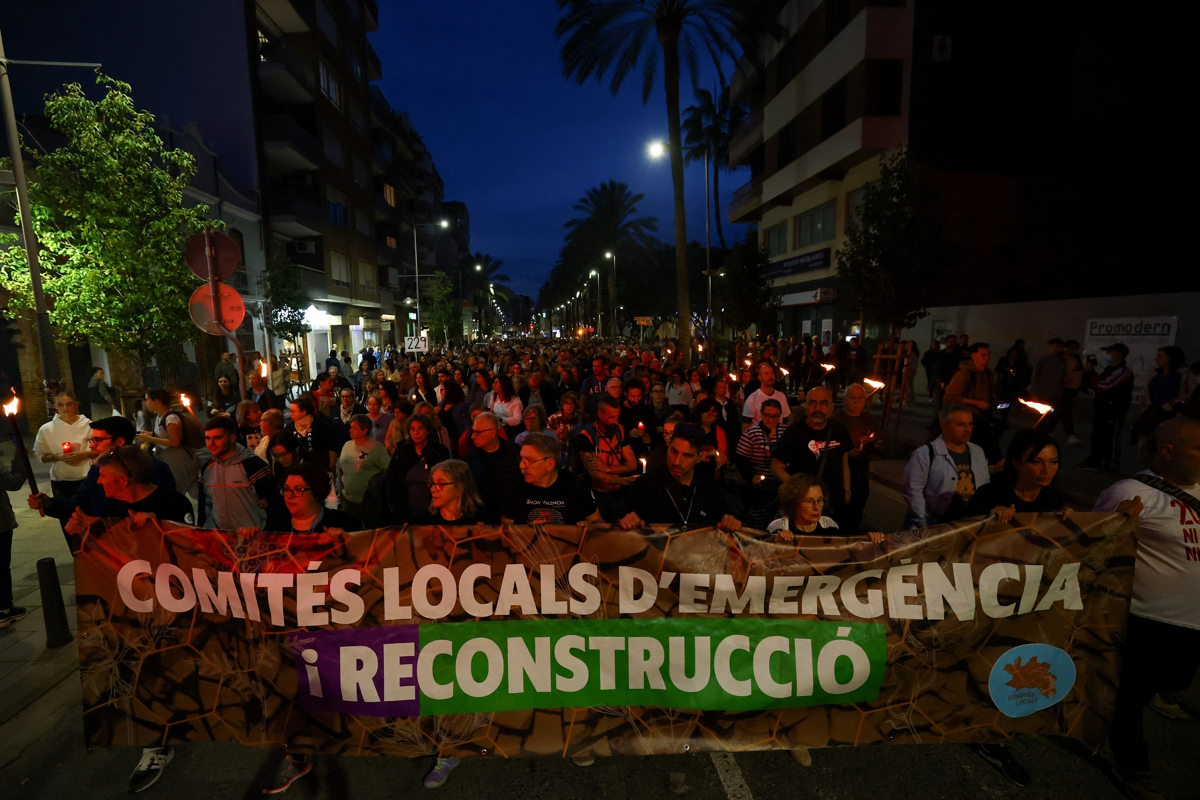 Άνθρωποι διαδηλώνουν σε χωριά που επλήγησαν από τις φονικές πλημμύρες του Οκτωβρίου 2024 για να τιμήσουν τα θύματα