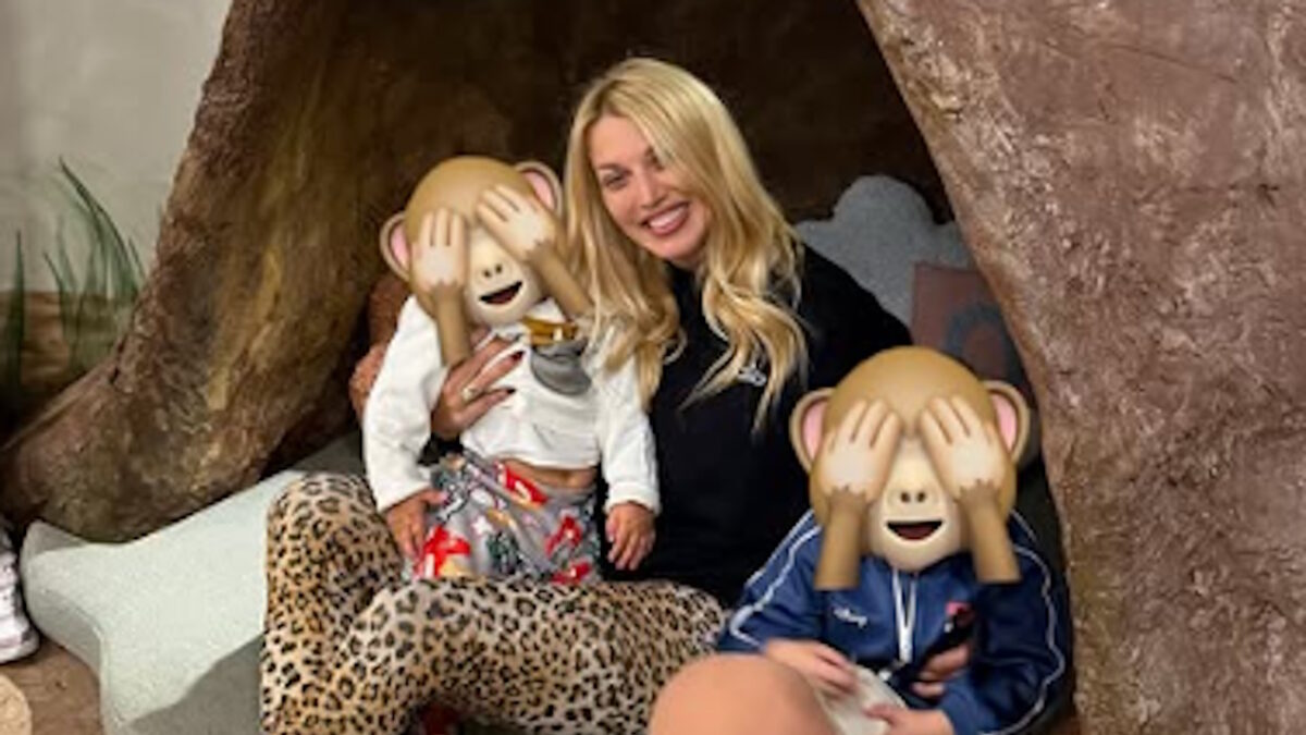 Η Κωνσταντίνα Σπυροπούλου σε κλίμα Halloween μαζί με τους δύο γιους της – Η τρυφερή φωτογραφία