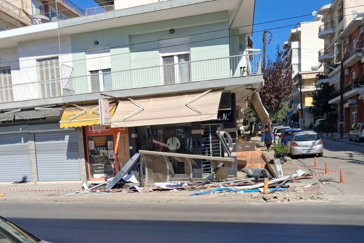 Διαλυμένη στάση λεωφορείου