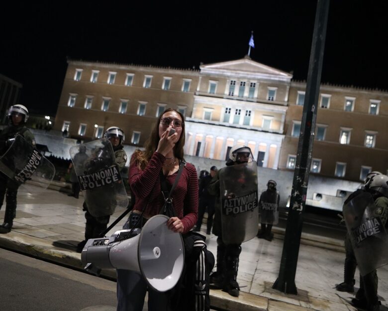 «Πόλεμος» ανακοινώσεων για τον Άγνωστο Στρατιώτη από Δένδια και Δούκα: Μετά το «καλή τύχη» του δημάρχου, ο υπουργός αναθέτει σε εταιρεία την καθαριότητα του χώρου