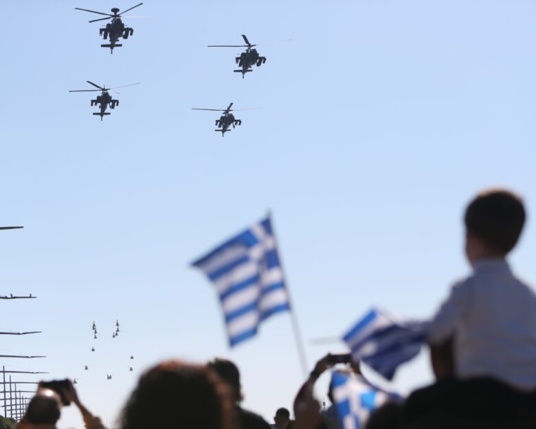 Στρατιωτική παρέλαση της 28ης Οκτωβρίου στη Θεσσαλονίκη: Drones και όπλα ΑΙ κλέβουν την παράσταση – Οι εκδηλώσεις στην Αθήνα