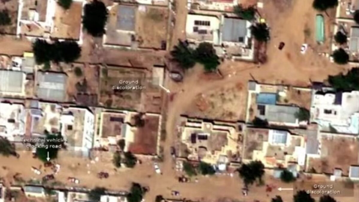 Σουδάν: Ορατή από δορυφόρο η σφαγή 2.000 ανθρώπων από παραστρατιωτικούς – Σωροί από πτώματα και λίμνη αίματος