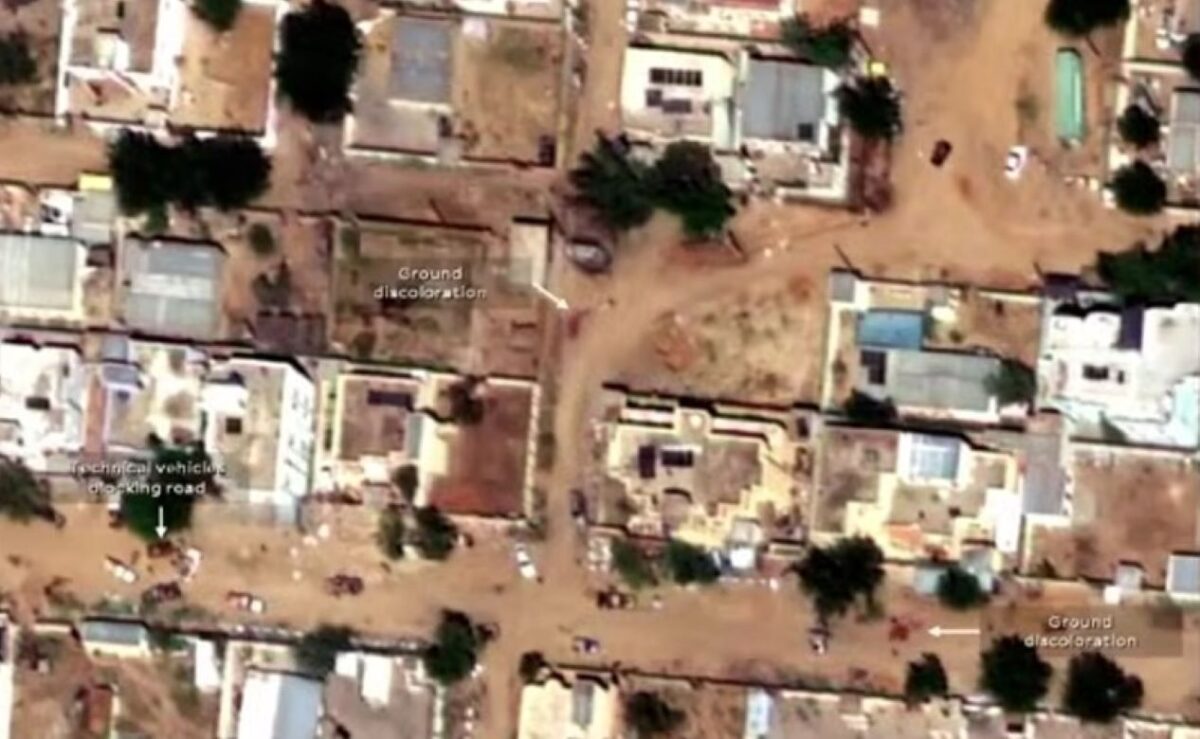 Σουδάν: Ορατή από δορυφόρο η σφαγή 2.000 ανθρώπων από παραστρατιωτικούς – Σωροί από πτώματα και λίμνη αίματος