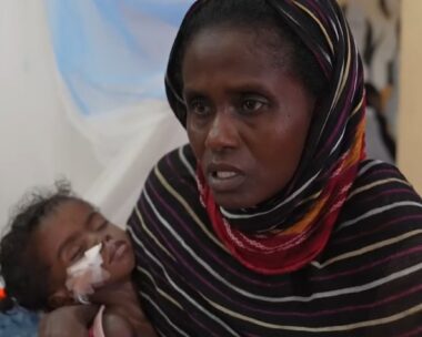 Η Τουμά κρατάει στην αγκαλιά της μία από τις δίδυμες κόρες της