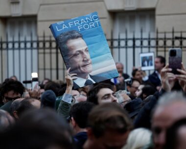 Κόσμος περιμένει τον Σαρκοζί