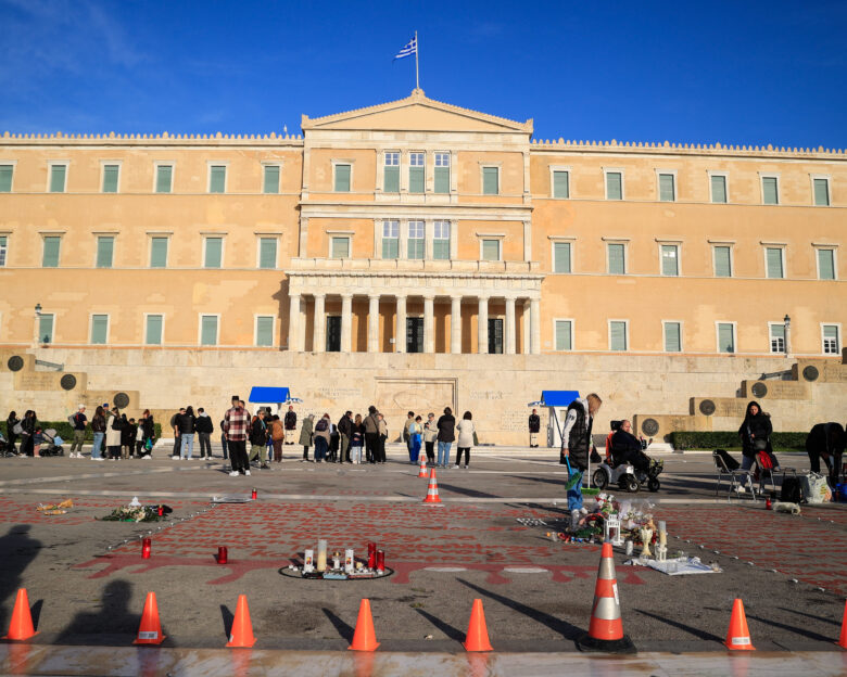 Πεδίο αντιπαράθεσης το Μνημείο του Αγνώστου Στρατιώτη: Η «περίεργη» σιωπή του Νίκου Δένδια και τα ονόματα των 57 θυμάτων των Τεμπών