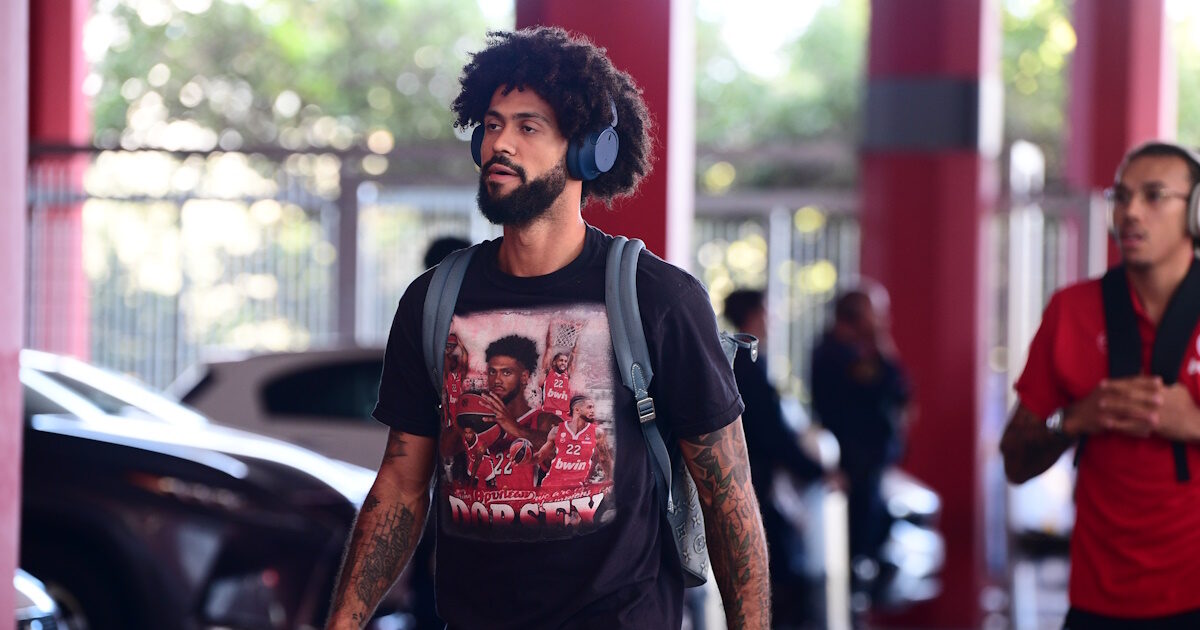 Tyler Dorsey: Olympiacos player arrived at the SEF for the Panathinaikos derby, with a special t -shirt