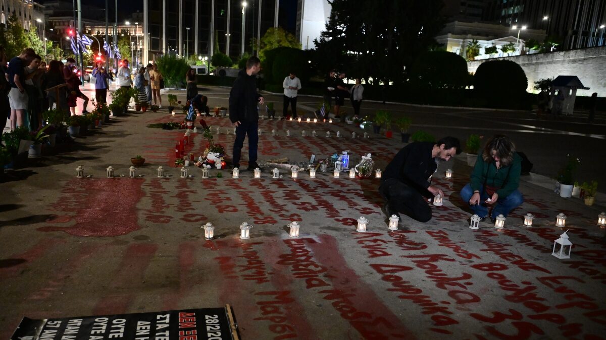 Γραμμένα ονόματα των θυμάτων των Τεμπών στο Σύνταγμα