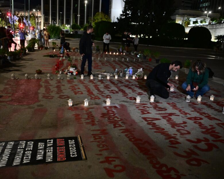 Νέα συγκέντρωση στο Σύνταγμα για τα Τέμπη: Κεράκια και λουλούδια στα γραμμένα ομόματα των θυμάτων