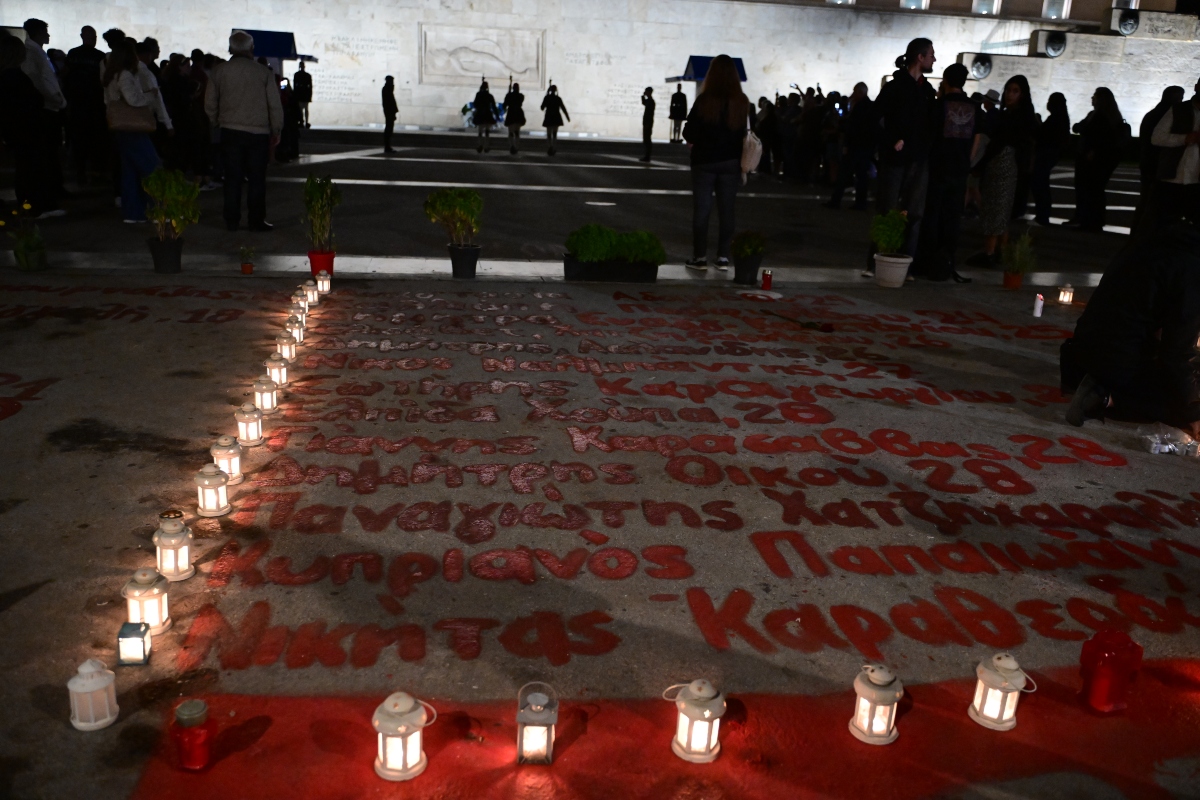 Γραμμένα ονόματα των θυμάτων των Τεμπών στο Σύνταγμα