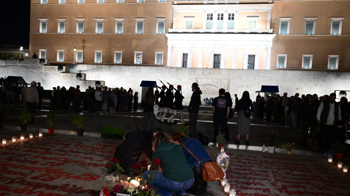 Συγκέντρωση συγγενών των θυμάτων των Τεμπών μπροστά στον Άγνωστο Στρατιώτη