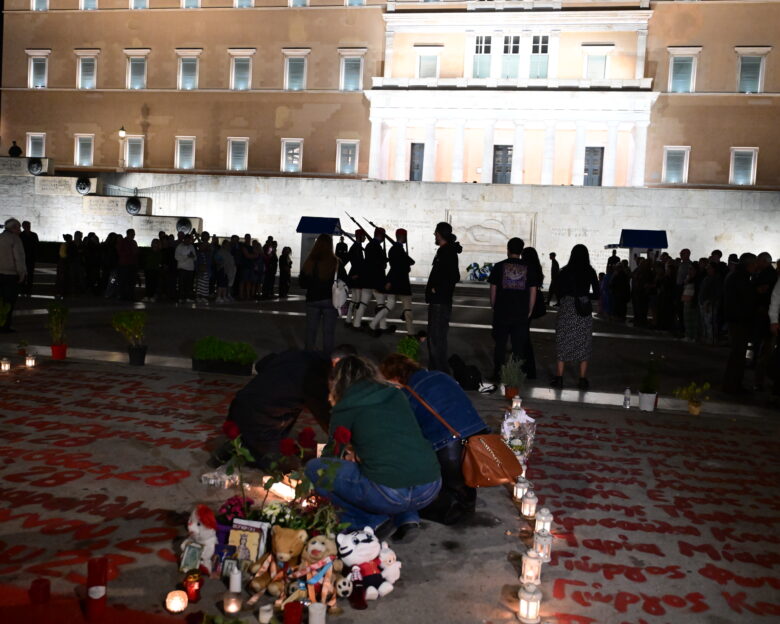 Τέμπη: Βίντεο και φωτογραφίες από τη νέα συγκέντρωση μπροστά στον Άγνωστο Στρατιώτη – «Ίσως είναι η τελευταία φορά»