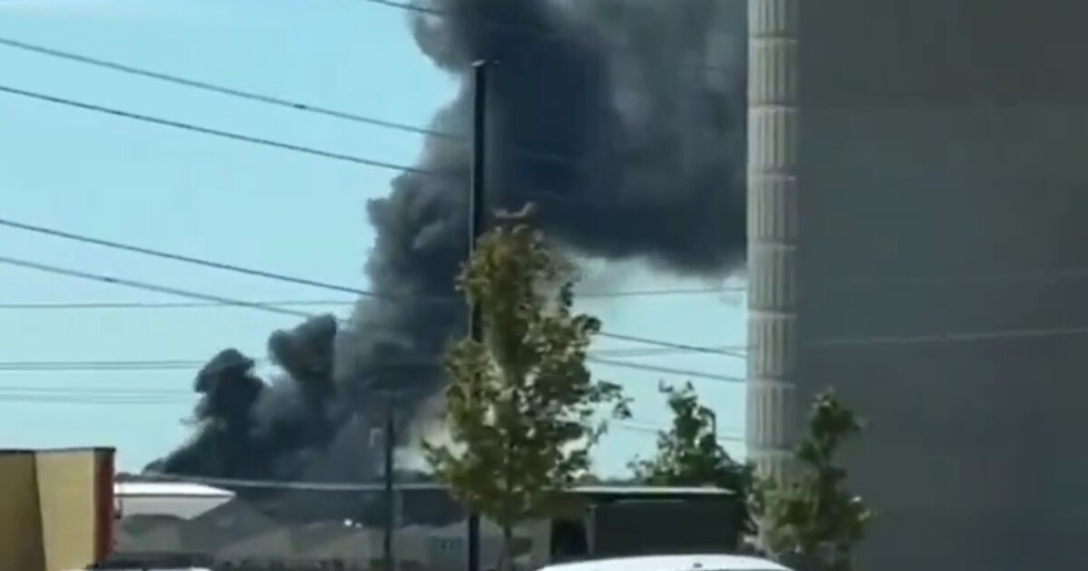 Small aircraft crash in Texas: Fire on many trucks and dense black smoke at the point
