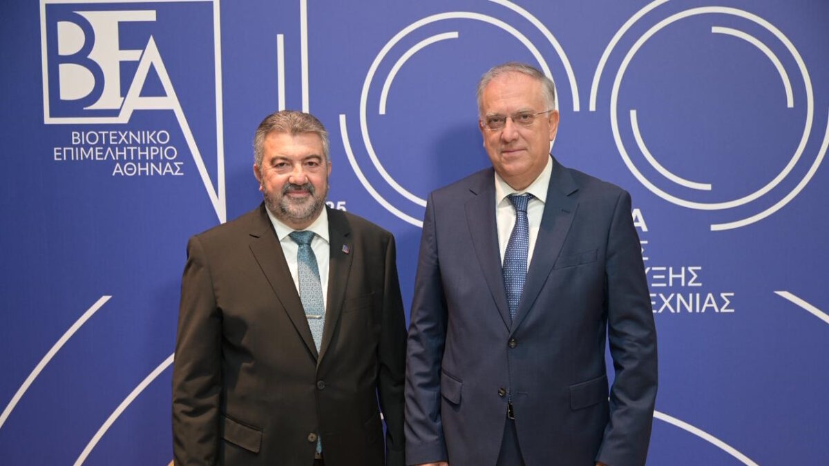 Ο πρόεδρος του του Βιοτεχνικού Επιμελητηρίου Αθήνας, Κωνσταντίνος Δαμίγος και ο υπουργός Ανάπτυξης Τάκης Θεοδωρικάκος