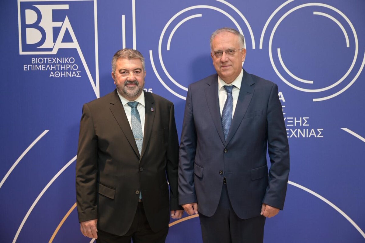 Ο πρόεδρος του του Βιοτεχνικού Επιμελητηρίου Αθήνας, Κωνσταντίνος Δαμίγος και ο υπουργός Ανάπτυξης Τάκης Θεοδωρικάκος
